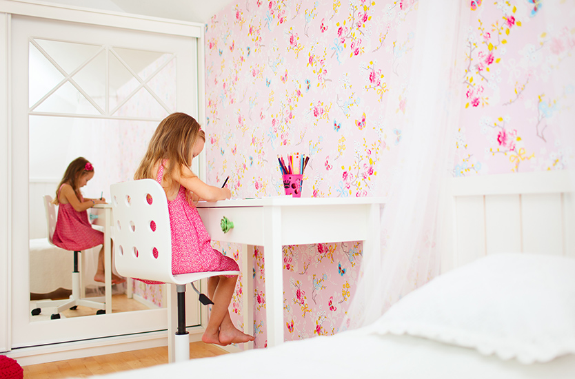 girl bedroom with desk