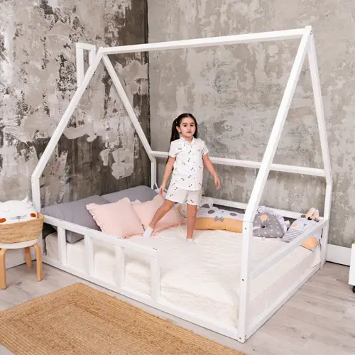 Canopy floor bed in Scandinavian design for toddlers