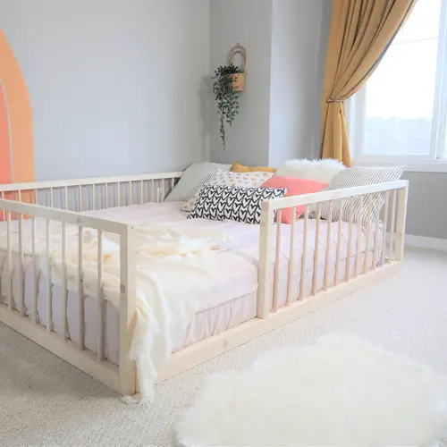 Floor toddler bed with rails