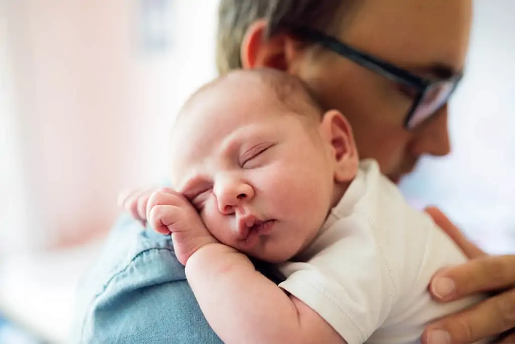 Can a newborn baby sleep in a crib safely